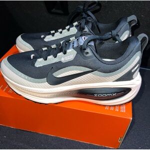 Size 9W/7.5M - Nike Vomero 18 GORE-TEX Black/Crimson Tint/Black/Black W No Lid